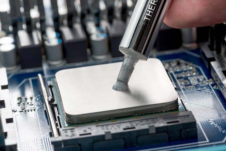 Applying new thermal paste on the CPU